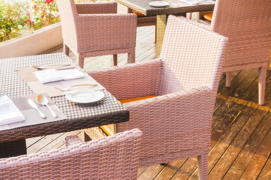 Roys Garden - inspiracje - 5 Niezawodnych Sposobów na Ożywienie Twojego Ogrodu za Pomocą Kolorowych Mebli - 01