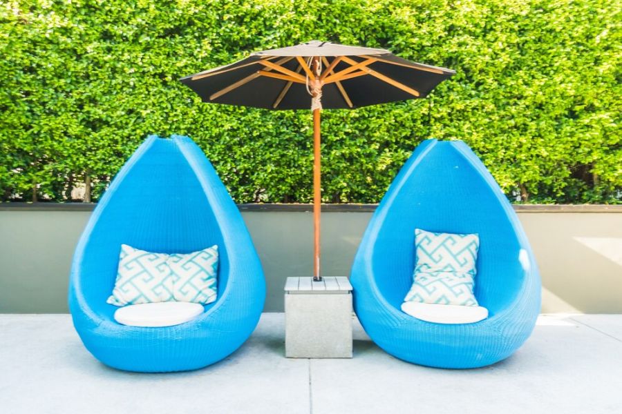 Roys Garden - inspiracje - 5 Niezawodnych Sposobów na Ożywienie Twojego Ogrodu za Pomocą Kolorowych Mebli - 03