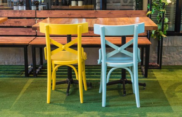 Roys Garden - inspiracje - 5 Niezawodnych Sposobów na Ożywienie Twojego Ogrodu za Pomocą Kolorowych Mebli - 04