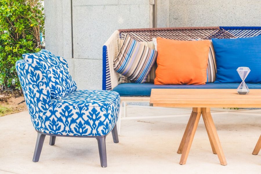 Roys Garden - inspiracje - 5 Niezawodnych Sposobów na Ożywienie Twojego Ogrodu za Pomocą Kolorowych Mebli - 05