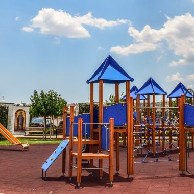 Bezpieczny plac zabaw w ogrodzie: Jak zapewnić bezpieczeństwo dzieciom?